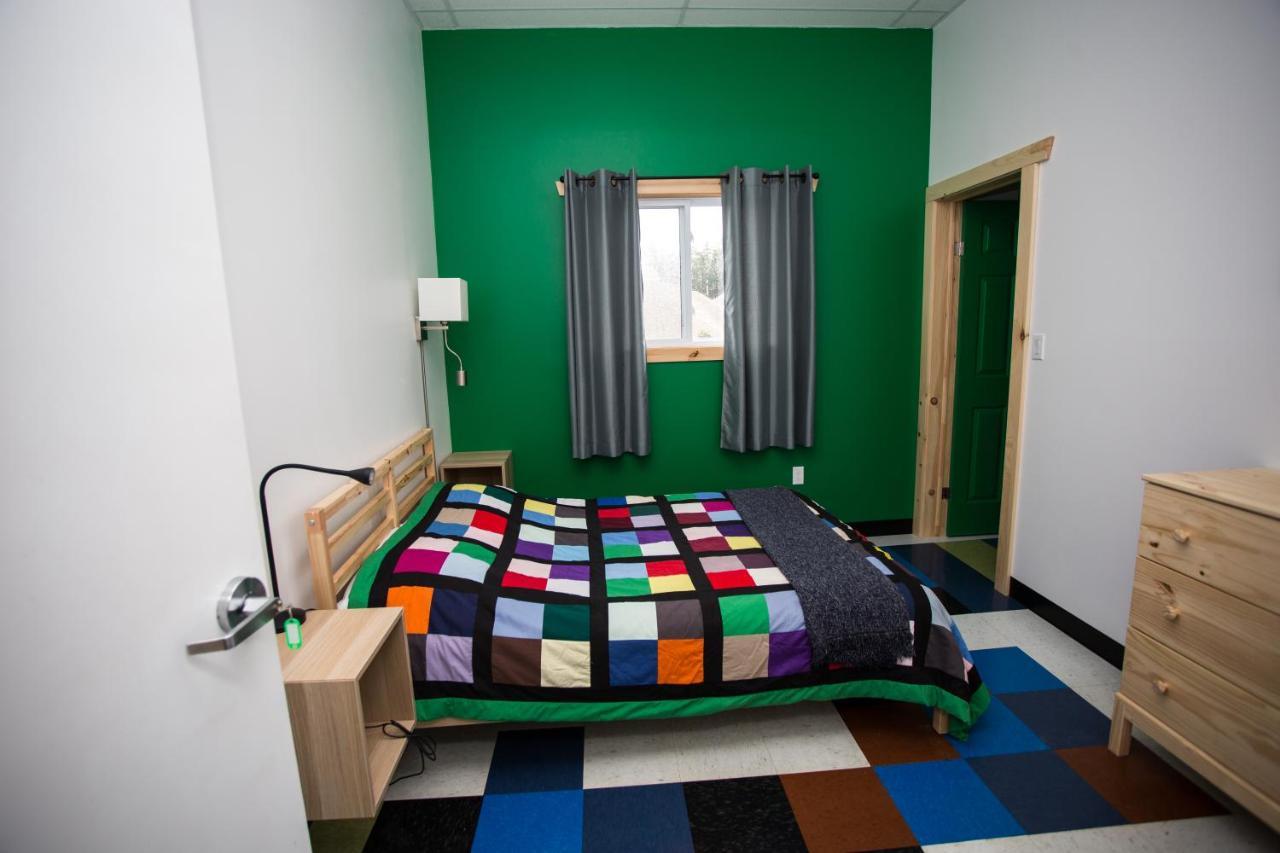 Out East Hostels - Роки Харбър Екстериор снимка