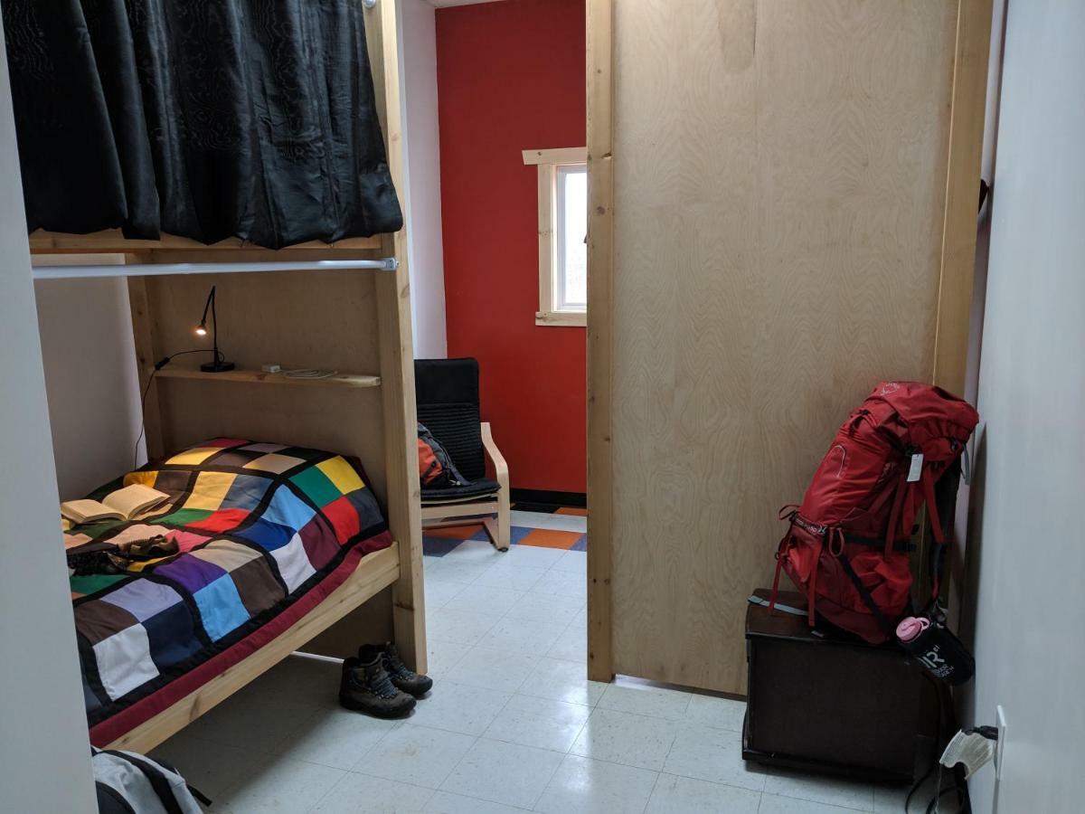 Out East Hostels - Роки Харбър Екстериор снимка