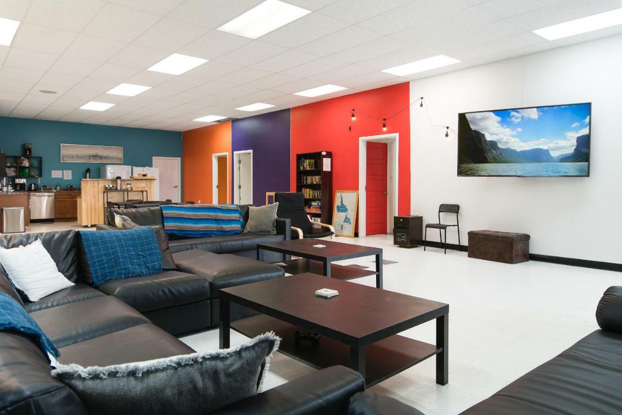 Out East Hostels - Роки Харбър Екстериор снимка