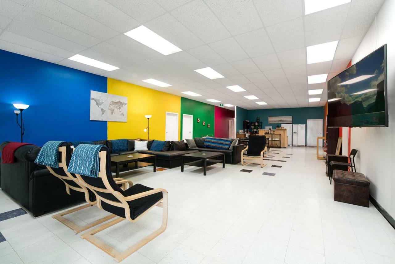 Out East Hostels - Роки Харбър Екстериор снимка