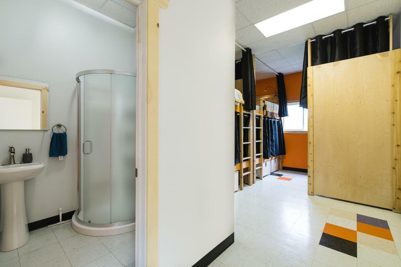Out East Hostels - Роки Харбър Екстериор снимка