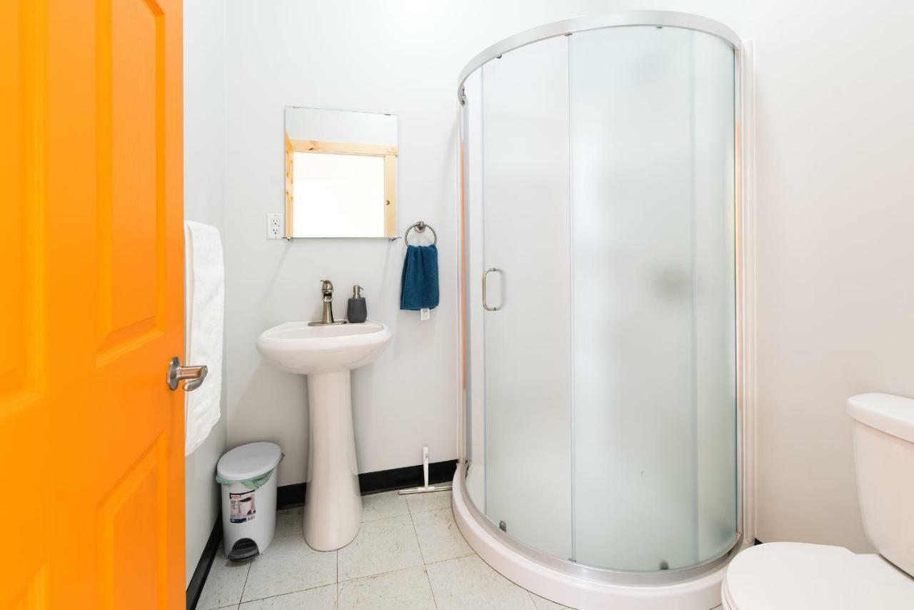 Out East Hostels - Роки Харбър Екстериор снимка