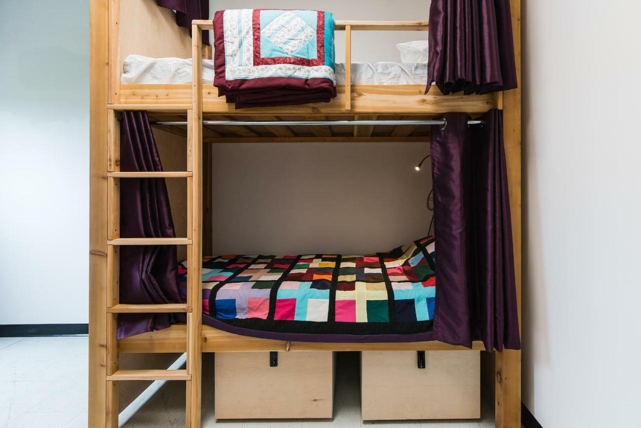 Out East Hostels - Роки Харбър Екстериор снимка